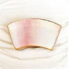 【美品】帯留め 扇型 末広 ピンク グラデーション 縮緬風 箔入り 和装小物