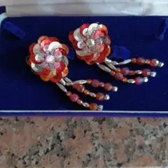 花デザインの赤オレンジイヤリング ビーズ