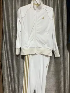 adidas ホワイトジャージ　セットアップ　ゴールドストライプ　アディダス