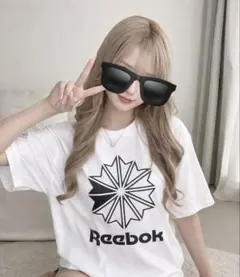 Reebok ホワイト Tシャツ ロゴ入り