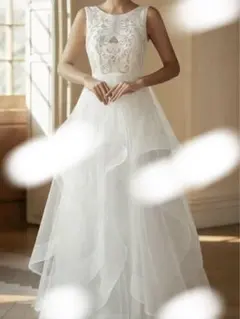 ウェディングドレス　白いフリル付き