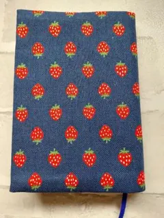 ブックカバー　イチゴデニム風