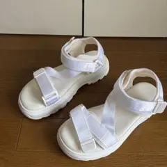 【GU】ボリュームソールテープサンダル ホワイト 厚底サンダル サイズMのサムネイル