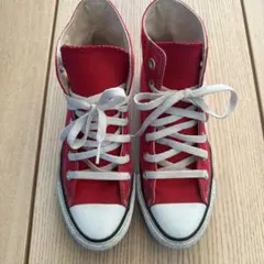 赤いハイカットスニーカー