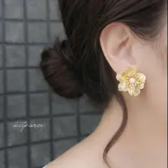 No.20 大ぶり✩艶ゴールド×パールの大ぶりお花 フラワーピアス イヤリング