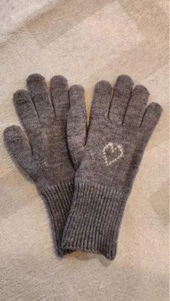 グレーのハートモチーフ手袋とアームカバーセット