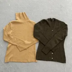 ベージュタートルネックとグレーカーディガン