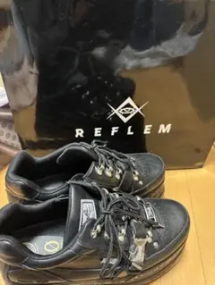 ブラック スニーカー