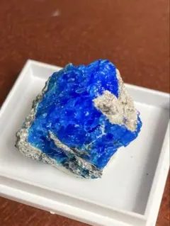 吸い込まれるような深青色の結晶 ミョウバン 102g 68mm 鉱物標本 吸い込まれるような深青色の結晶 ミョウバン 102g 68mm 鉱物標本