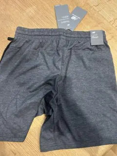 New Balance グレー ショートパンツ
