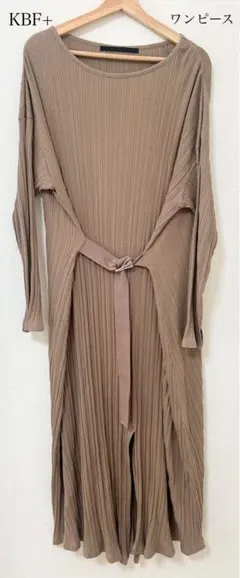 KBF+ ベージュ プリーツロングワンピース