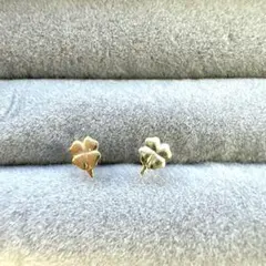 四つ葉のクローバー型 金色スタッドピアス K18刻印あり 約３ミリ