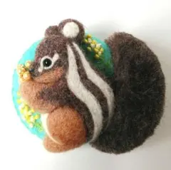 シマリス　ミモザ　くるみボタン　ブローチ　羊毛フェルト　刺繍　リス　りす