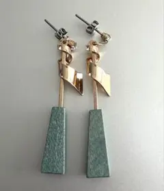 アシンメトリックデザイン ピアス(両耳用)