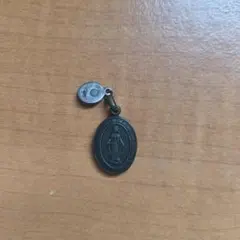 メダル型金属製ネックレス