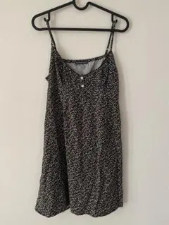 Brandy Melville 黒花柄キャミワンピース