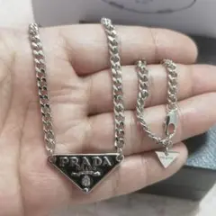 プラダ ネックレス シンボル トライアングルロゴ