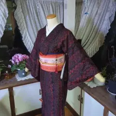 黒の地に真紅の花模様が妖艶な、アンティークのお着物です