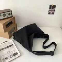 大きめ 軽量 斜め掛けバッグ ホワイト ブラック カジュアルユニセックス