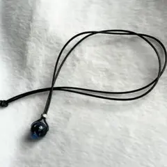 とんぼ玉　紐のペンダント　銀箔散らしブルー　黒ベース　ネックレス