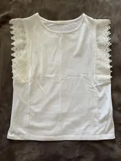 レース付きホワイトノースリーブシャツ　GU