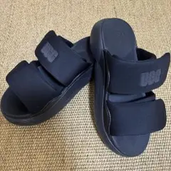 【美品】UGG LA ALTO STITCH BLACK(サンダル　黒)のサムネイル