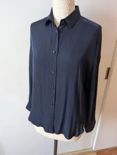 美品✨ 24SS ミューズドゥドゥーズィエムクラス 艶シルクストレッチシャツのサムネイル