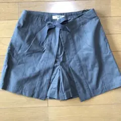 ナチュラルビューティーベーシック　モスグリーン色　ショートパンツスカート