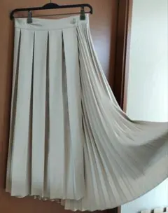 美品　ベージュ プリーツロングスカート ボタン付き　アシンメトリー