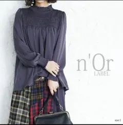 n'Or LABEL フリルハイネックシャツ トープグレーのサムネイル