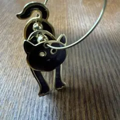 猫好きさんにはたまらない！揺れる猫デザインのピアス (紫色)