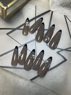 ベージュにブラックフレンチネイル