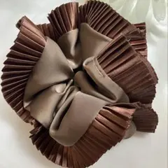 シュシュ ブラウン プリーツリボン 大きめヘアアクセサリー 高級感