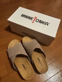 最終値下げ！MINNETONKA ベージュ スエードサンダルのサムネイル