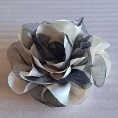 ベージュと黒の花型 コサージュ 【入学,卒業式におすすめ】