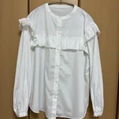 フリル付きホワイト長袖シャツ