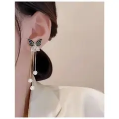 蝶デザインパール付きピアス　可愛い　お洒落　個性的　カジュアル　新品　未使用