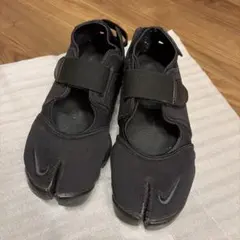 Nike ブラック スニーカー エアリフト