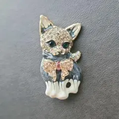 ブローチ レトロなネコのブローチ ヴィンテージ風 大きなリボン