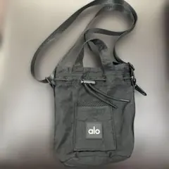新品・タグ付き】alo yoga ショルダーバッグ ブラック 巾着型 - メルカリ