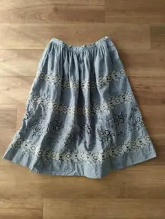 45R_刺繍入りグレーのフレアスカート