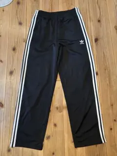 adidas ブラック ジャージパンツ