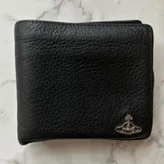 ブラックレザー二つ折り財布 ヴィヴィアン　シルバーのロゴ付き
