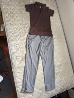 ブラウンポロシャツとグレーパンツセットアップ