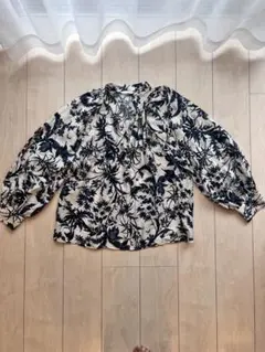 H&M エイチアンドエム　レディース　薄手　トップス　ブルー　白　V ネック