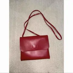 赤いサコッシュバッグ