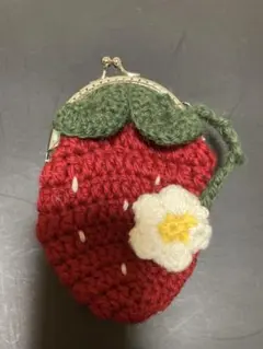 いちごの形のがま口ポーチ