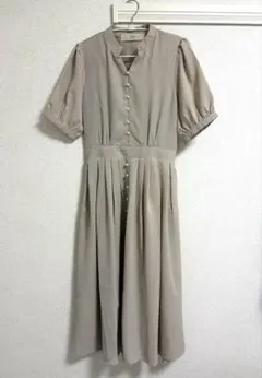 パール付きスキッパーデザインワンピース　グレイッシュベージュ