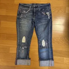 Levi's 刺繍入りデニムクロップドパンツ