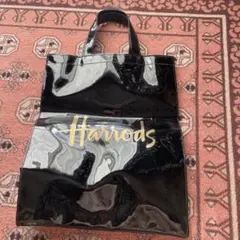 Harrods ブラック エナメルトートバッグ　雨の日重宝します。